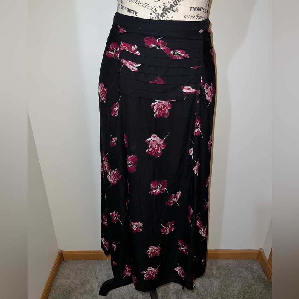 Nicholas Floral Ruched Raw Silk Midi Skirt
Size 10 - Picture 5 of 11
